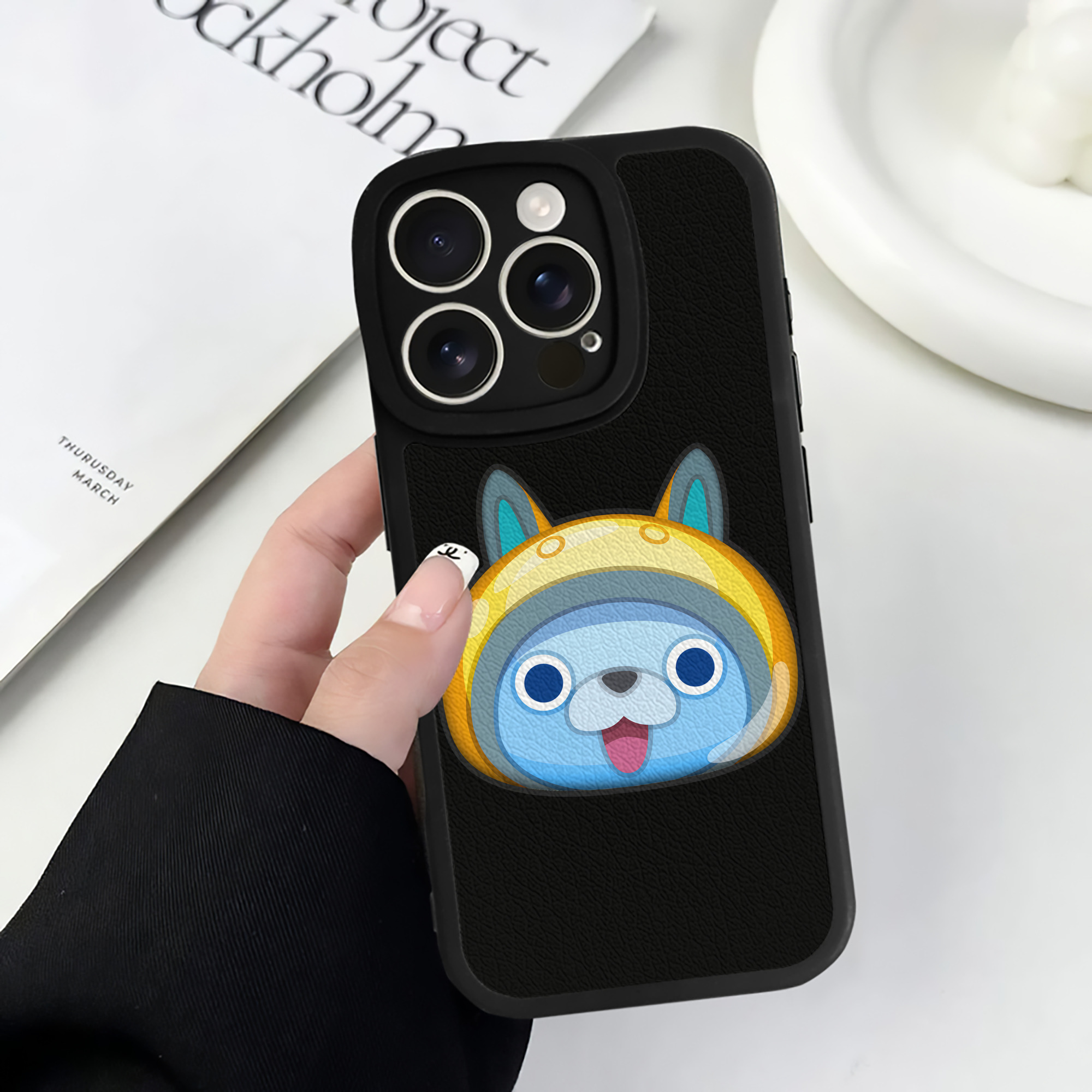 （画像用） 妖怪ウォッチ Yo-kai Watch 【iPhone 16シリーズ対応】シリコンスマホケース（レザー調） 材質：シリコン